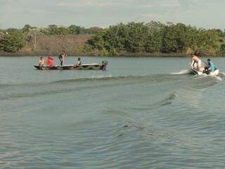 Corpo de Bombeiros e populares ajudaram nas buscas no rio Paraná (Foto: Benê Soraes/Rádio Caçula)