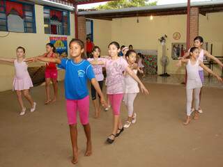 Meninas participam de aula de ballet na tarde desta quinta. (Foto: Simão Nogueira)