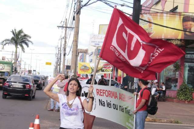 Protesto pr&oacute;-PT re&uacute;ne 250 e direciona mensagens contra a Rede Globo