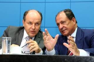 Deputados Junior Mochi e Zé Teixeira, durante sessão na Assembleia (Foto: Victor Chileno/ALMS)