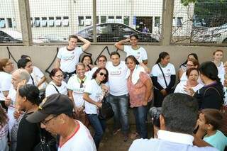 O presidente do Sisem, Marcos Tabosa, [Posando para foto no meio dos manifestantes] diz que a suspensão do convênio pode prejudicar os servidores. (Foto: