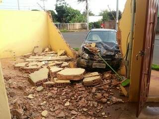 Muro de casa de idosa ficou destruído após colisão (Foto: Simão Nogueira)