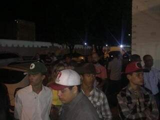 Público que ficou do lado de fora, sem conseguir entrar no portão da Expogrande (Foto: Direto das Ruas)