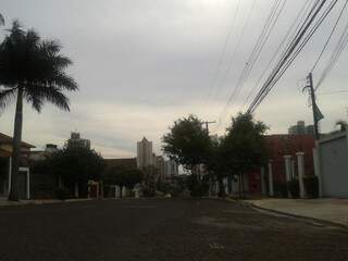 O tempo amanheceu nublado em Campo Grande. (Foto: Stephanie Romcy)
