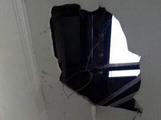 Suspeito entraram após abrirem um buraco no teto (Foto: Divulgação)