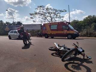 Uma das motociclista foi parar no meio da rua (Foto: Adriano Fernandes) 