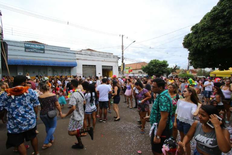 Foliões começam a lotar ruas da Esplanada Ferroviária. (Foto: André Bittar).