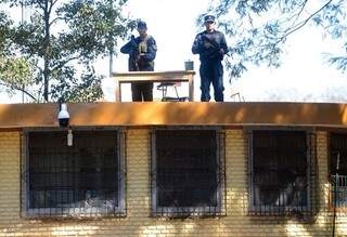 Atiradores ocupam cobertura do quartel onde Pavão está preso (Foto: ABC Color)