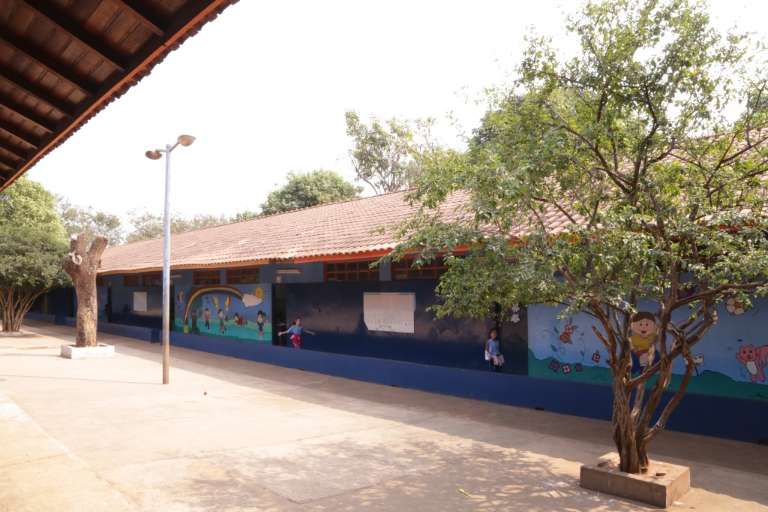 Maior da rede municipal, colégio tem 36 salas de aula. (Foto: Kisie Ainoã)