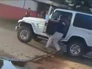 Investigador da Polícia Nacional sendo arrastado por Jipe de brasileiro (Foto: Direto das Ruas)