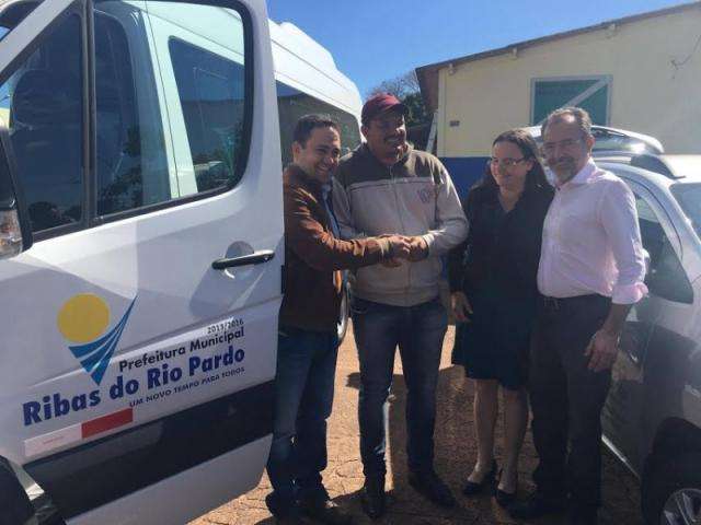 Com apoio de Marcio Fernandes, Ribas recebe ambul&acirc;ncias para refor&ccedil;ar sa&uacute;de
