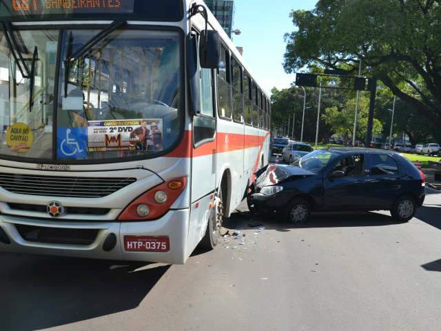  Acidente entre &ocirc;nibus e carro deixa tr&acirc;nsito tumultuado na Afonso Pena 