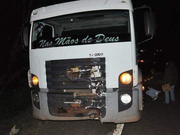 Pedestre que morreu atropelado por caminh&atilde;o tinha 31 anos e caminhava em rodovia