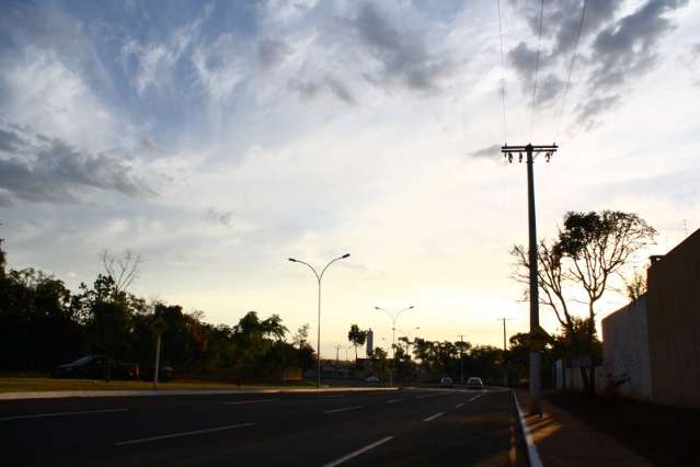 Ter&ccedil;a-feira de c&eacute;u aberto, mas pode chover &agrave; tarde na Capital