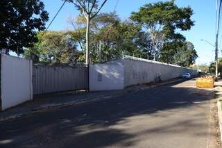 Nos fundos do ‘residencial’, muro impede acesso a área verde (Foto: Fernando Antunes/Arquivo)