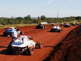 Dez pilotos de todo o Estado participaram da competição, disputada em Campo Grande, no Autódromo Vécio Barbosa, bairro Octávio Pécora.(Foto: Divulgação)