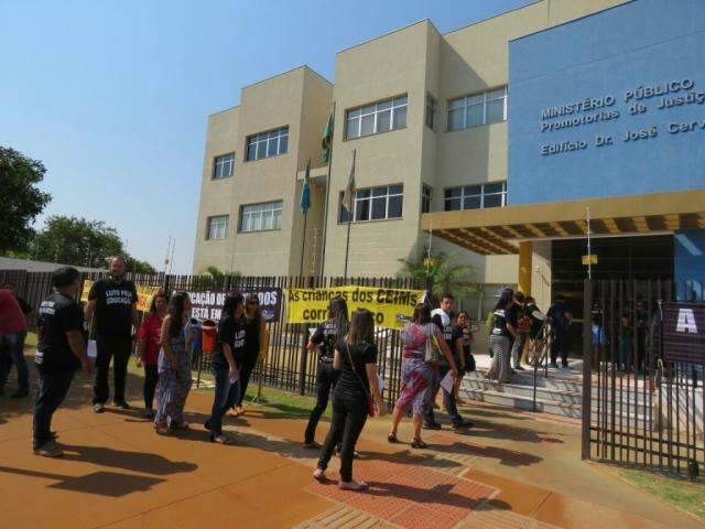Professores contratados v&atilde;o ao MP para denunciar corte ilegal de sal&aacute;rios