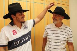 Do avô esloveno, ao neto cowboy. A diferença entre os dois vai além dos 51 anos. (Foto: Marcos Ermínio)