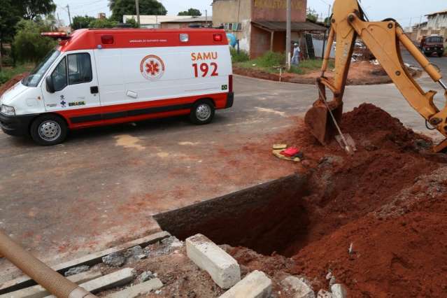 Homem &eacute; soterrado em obra de pavimenta&ccedil;&atilde;o asf&aacute;ltica