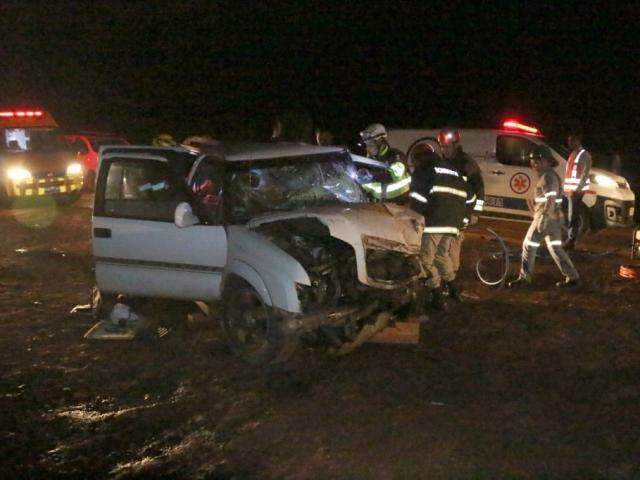 Idoso fica preso &agrave;s ferragens em acidente entre carreta e 2 carros 