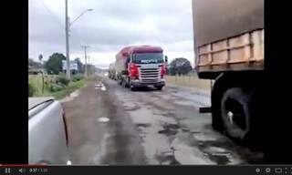 Vídeo mostra rodovia esburacada. (Vídeo: Facebook)