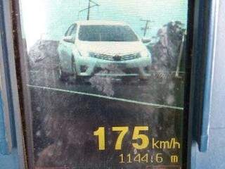 Veículo foi flagrado trafegando a 175 quilômetros por hora (Foto: Divulgação/ PRF)