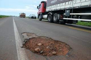 Motoristas precisam desviar de buracos no anel viário de Campo Grande. (Foto:Minamar Júnior)
