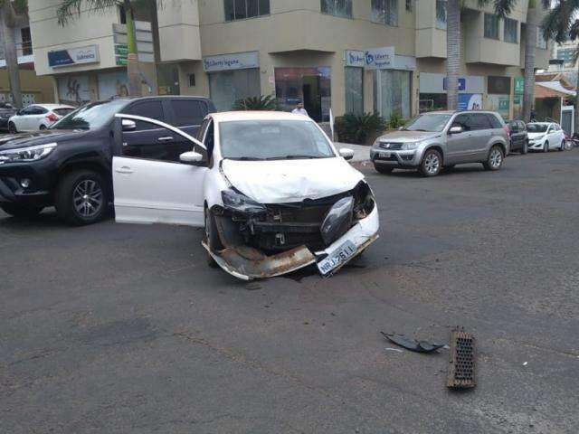 Acidente em cruzamento envolve 4 ve&iacute;culos e deixa motorista ferida