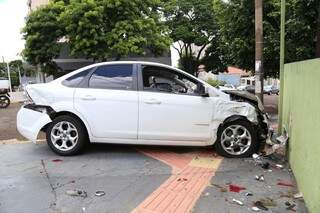 Um dos carro foi parar na calçada de um restaurante. (Foto: Fernando Antunes) 