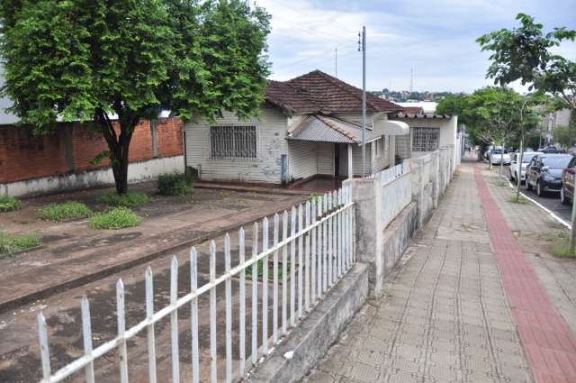 Casa de muro baixo na 15 de Novembro resiste bravamente a dias de cerca el&eacute;trica