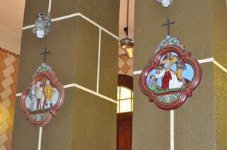 Via crúcis é mostrada por meio de quadrinhos nos pilares da igreja. (Foto: Marcelo Calazans)