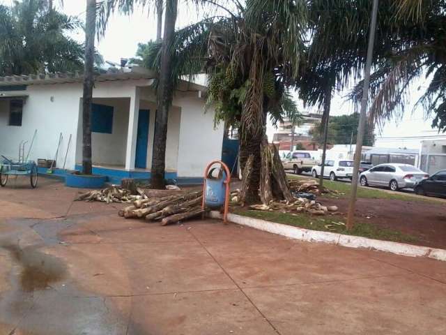 Leitor reclama de sujeira deixada por ind&iacute;genas em pra&ccedil;a em frente ao Mercad&atilde;o