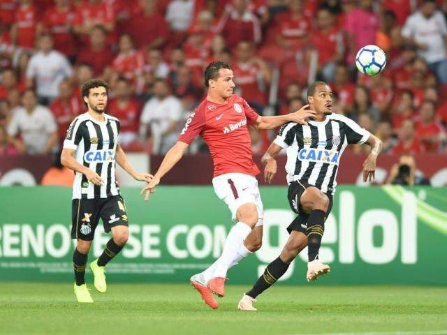 Com Tite na arquibancada, Internacional e Santos empatam no 2 a 2