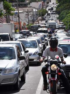 Avenida Afonso Pena com trânsito tumultuado por causa de acidente nesta tarde. (Foto: João Garrigó)