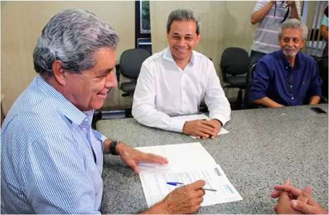 Governador assina contrato com Caixa para construção de 512 moradias em Dourados