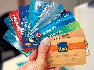 Quem usou o sistema rotativo e rolou a dívida com o cartão de crédito pagou juros 14,35% ao mês e 399,84% ao ano. (Foto: Divulgação/Agência Senado)