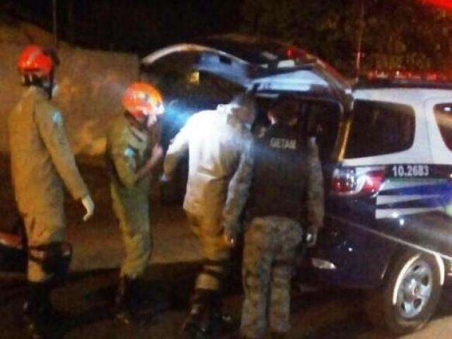 Policial de folga reage a assalto e atinge bandidos na perna e n&aacute;degas 
