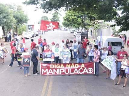 Protesto na porta da TV Morena tem com pouca gente e ato contra Globo