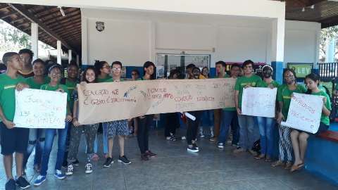 “Não fechem minha escola”: alunos protestam contra novo reordenamento 
