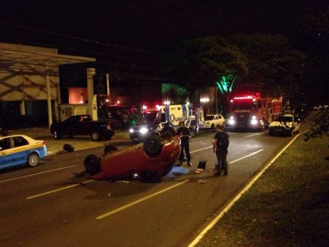  Carro capota ap&oacute;s acidente durante a madrugada na Afonso Pena