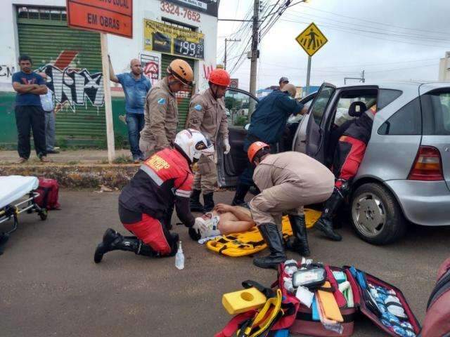 Condutor perde controle de Mercedes e bate contra calçada no centro