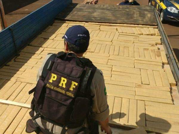 Pol&iacute;cia apreende caminh&atilde;o com placa de Guarulhos lotado de maconha