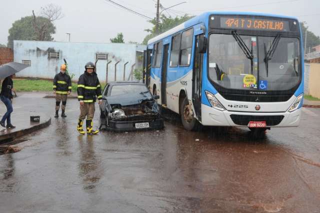Motorista invade preferencial e tr&ecirc;s ficam feridos em acidente com &ocirc;nibus