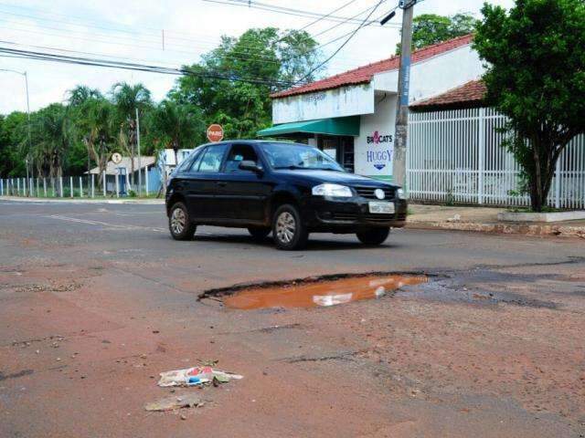 Chuva acima da m&eacute;dia encharca o solo e abre temporada de buracos