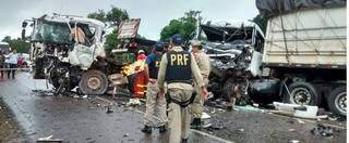 Veículos ficaram parcialmente destruídos. (Foto: Divulgação/PRF)