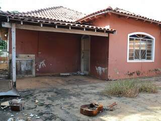 Casa abandonada causa medo em vizinhos. (Fotos: Minamar Júnior)