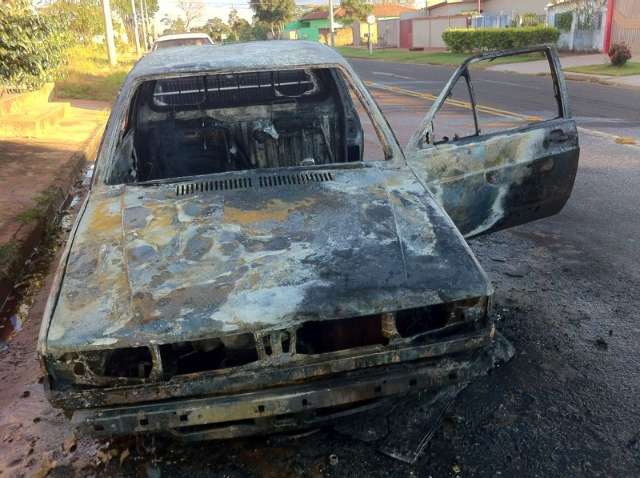 Ve&iacute;culo fica danificado ao pegar fogo no Jardim Montevid&eacute;u 