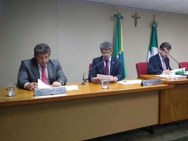 L&iacute;dio diz que s&oacute; n&atilde;o ser&aacute; presidente da CCJR se for retirado da comiss&atilde;o