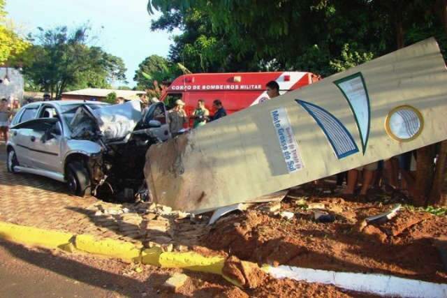  Homem morre ao bater ve&iacute;culo em monumento em Amambai 