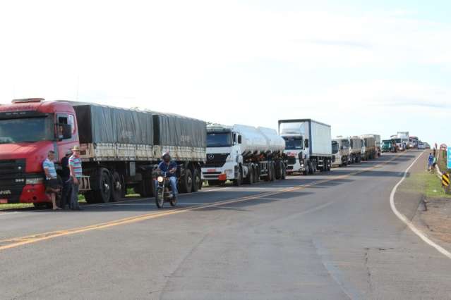Caminhoneiros iniciam protesto na BR-163 e congestionamento chega a 10 km